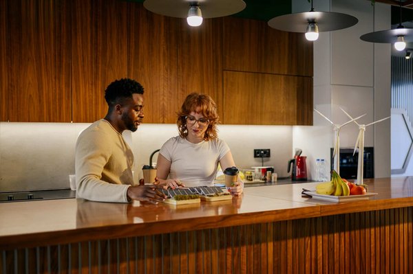 Comment intégrer des panneaux solaires dans la conception d'une maison passive?